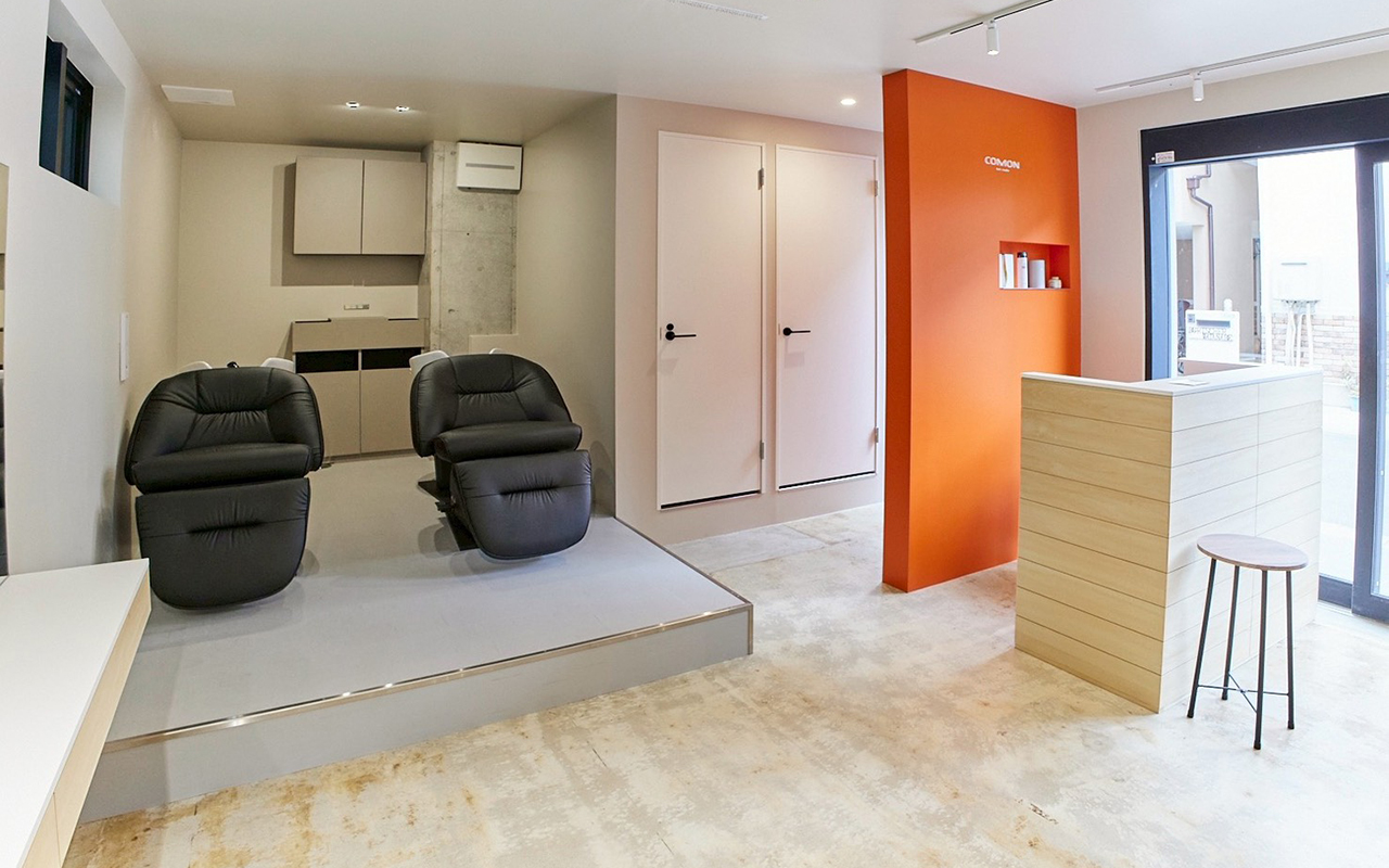 自然光の入る明るい店内